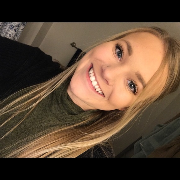 Profile Picture of Hannah Merges (@hannahmerges) on Poshmark