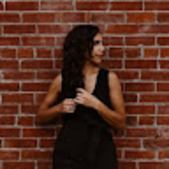 Profile Picture of Rashi Reskalla (@rashiresk) on Poshmark