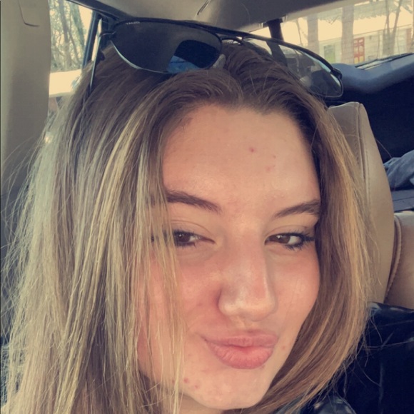 Caroline Holt - Poshmark Profile Picture of Caroline Holt (@carolineholt123) on Poshmark