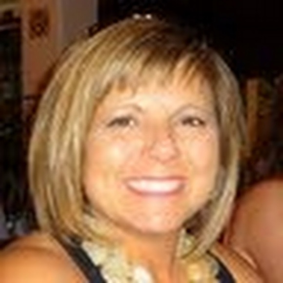 Profile Picture of Kim Janisch (@k_janisch) on Poshmark