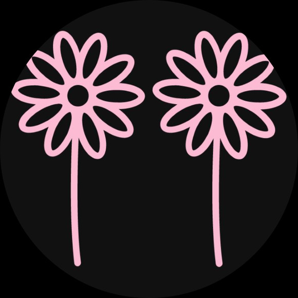 Profile Picture of Kelly Longfield (@neetrepeets) on Poshmark