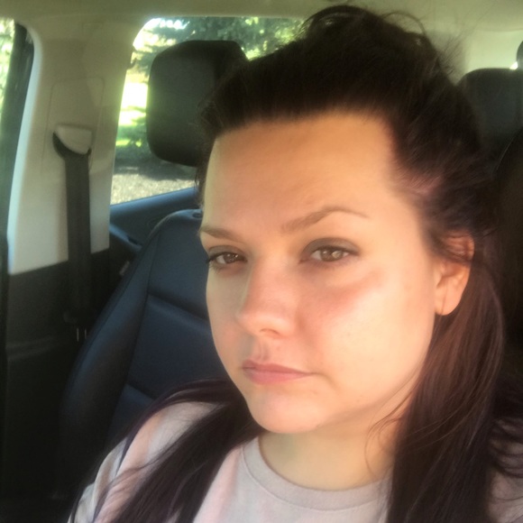 Profile Picture of Kat Hezel (@kathezel05) on Poshmark