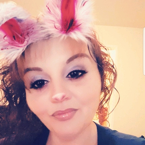 Profile Picture of Elizabeth Muniz (@emuniz94) on Poshmark