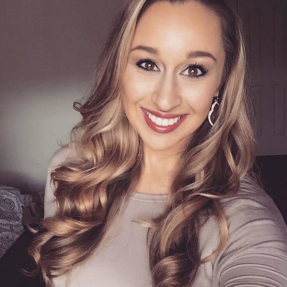 Profile Picture of Nikki Graham (@ndgraham22) on Poshmark