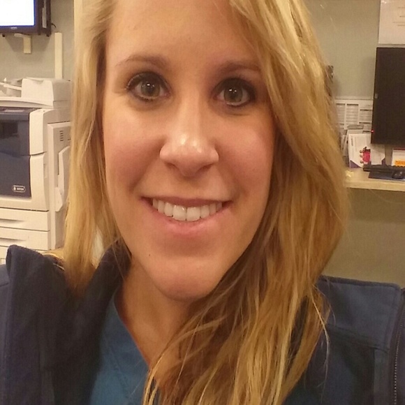 Profile Picture of Kelly Gluesing (@kgluesing) on Poshmark