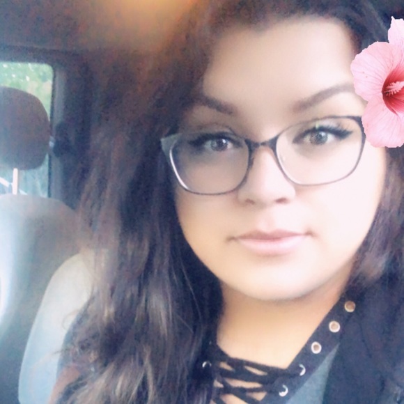 Profile Picture of Maritsa Sosa (@eeymarimari) on Poshmark