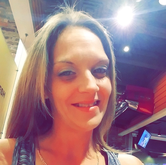 Profile Picture of Amanda Holloway (@amandasue102) on Poshmark