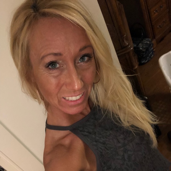 Profile Picture of Tonya Mccaskell (@tonyamccaskell) on Poshmark