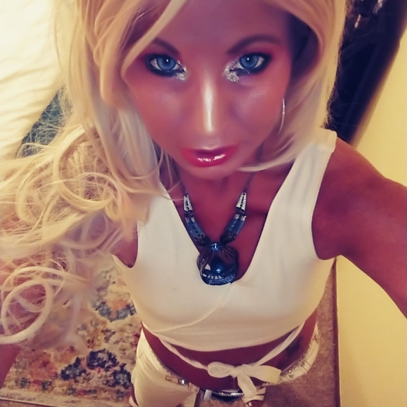 Profile Picture of Melanie Horton (@melanie_horton) on Poshmark