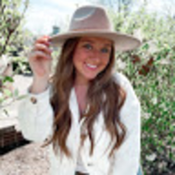 Profile Picture of Andrea nicole Ringlein (@a_ringlein) on Poshmark