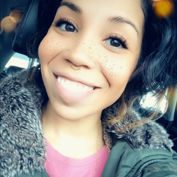 Profile Picture of Danielle Baxter (@danielle_baxter) on Poshmark