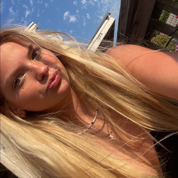 Profile Picture of Olivia Bloxton (@xliviab) on Poshmark