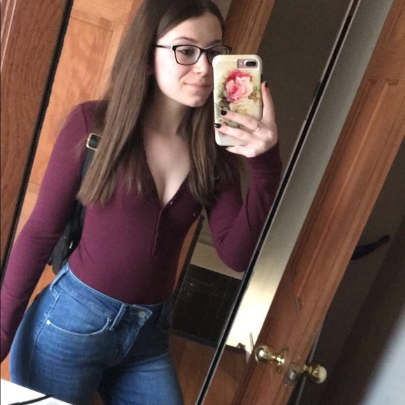 Profile Picture of Sarah Delellis (@sarahxisabel) on Poshmark