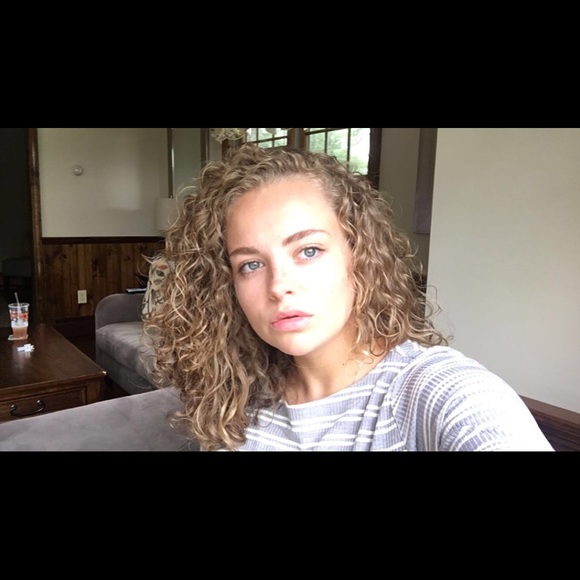 Profile Picture of Jenna Tetreau (@jenna_leigh97) on Poshmark