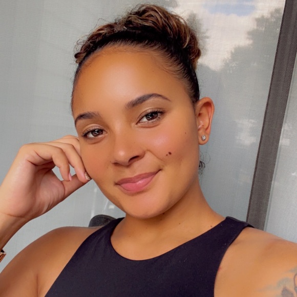 Profile Picture of Alexis Hughey (@alexishughey) on Poshmark