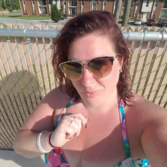 Profile Picture of Amanda Thompson (@amandat1225) on Poshmark
