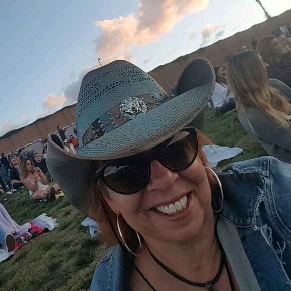 Profile Picture of Carla Sharpe (@carlasharpe) on Poshmark