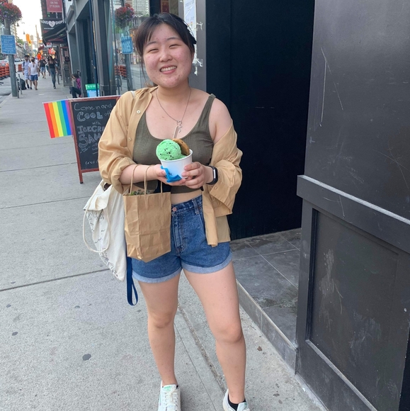 Profile Picture of Mabel Yang (@mablurb) on Poshmark