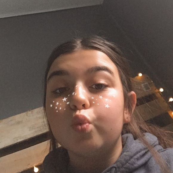 Profile Picture of Skye Heschke (@skyeheschke) on Poshmark