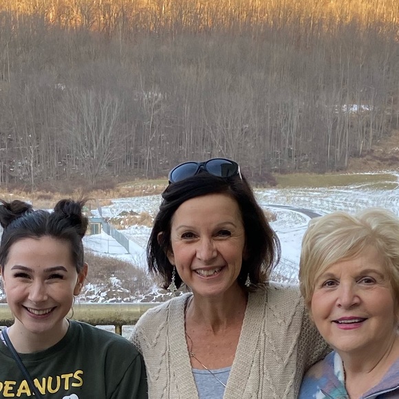 Profile Picture of Dee Pantall (@deepantall) on Poshmark