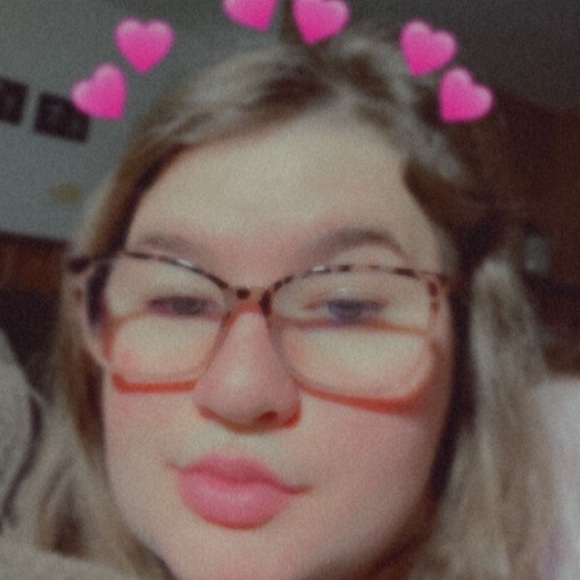 Profile Picture of Elisabeth Hogrefe (@e_hogrefe) on Poshmark