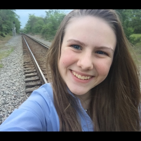 Profile Picture of Julia Schenk (@okayy_juliaa) on Poshmark