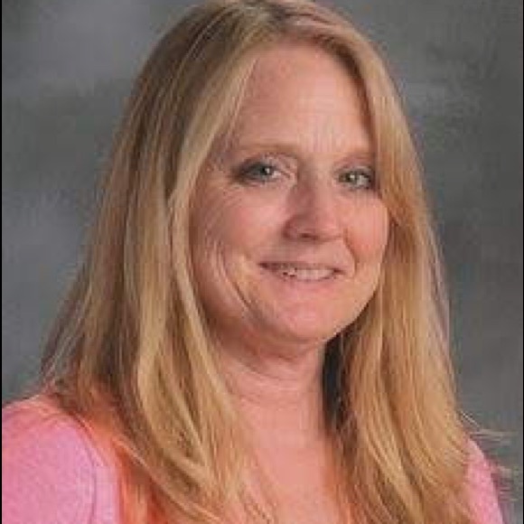 Profile Picture of Lisa Imblum (@dreamlikedali) on Poshmark