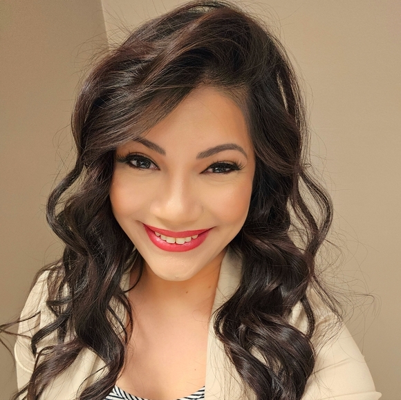 Profile Picture of Karla Klein (@karlaklein12) on Poshmark