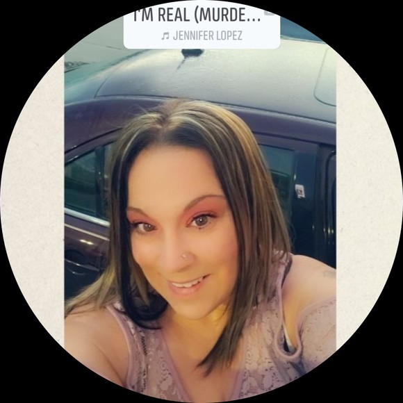 Profile Picture of Amanda Arp (@doreneriley) on Poshmark