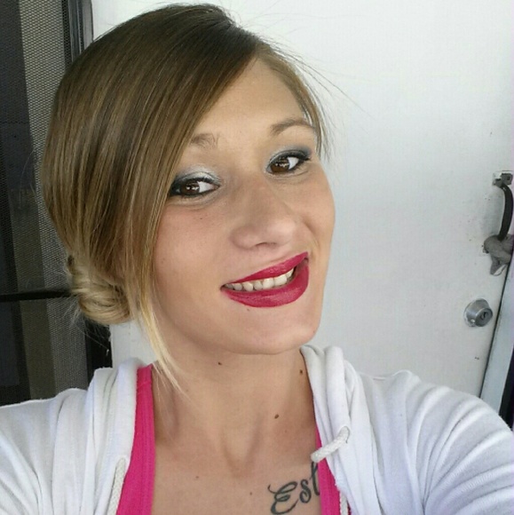 Profile Picture of Kelsey Cambas (@kelseycambas) on Poshmark