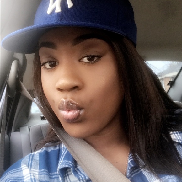 Profile Picture of Alice Palmer (@oniesty) on Poshmark