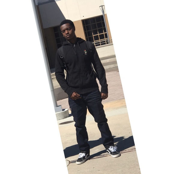 Profile Picture of Njari Gore (@njari) on Poshmark