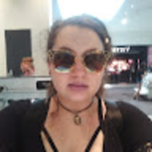 Profile Picture of Maggie Schopflin (@maggieschopflin) on Poshmark