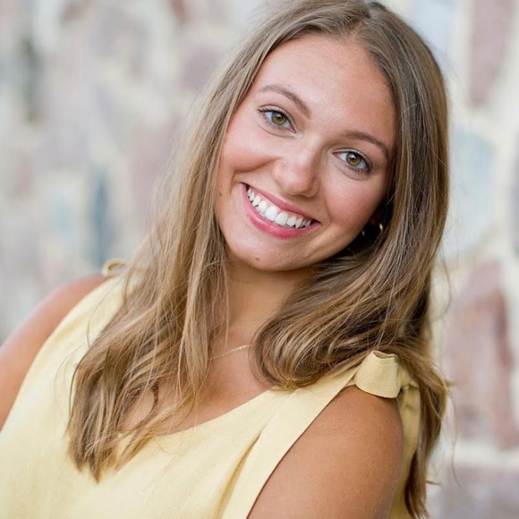 Profile Picture of Adrianna Gianopoulos (@adriannagian809) on Poshmark