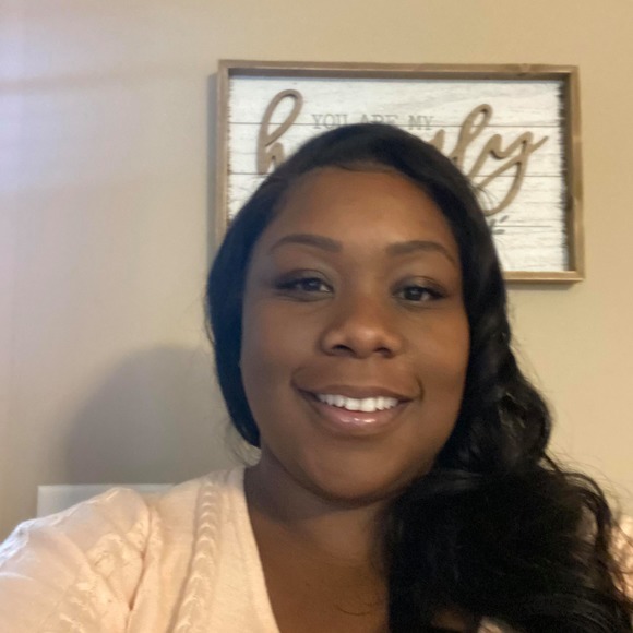 Profile Picture of Bobbi Eubanks (@bobbieubanks) on Poshmark