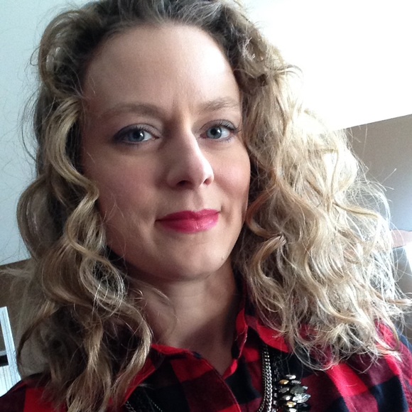 Profile Picture of Sara Prisk (@saraarwen) on Poshmark