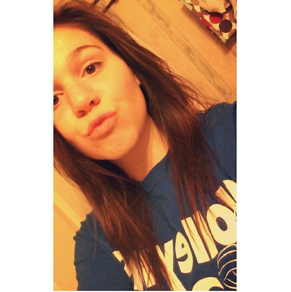 Profile Picture of Hayley Holskey (@hayleyholskey) on Poshmark