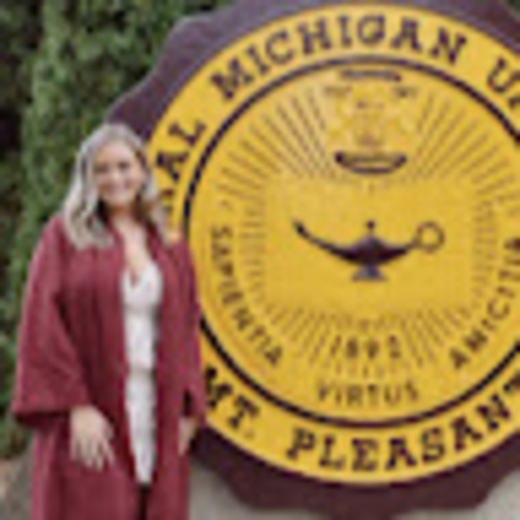 Profile Picture of Lily Ankerson (@ankerlily) on Poshmark