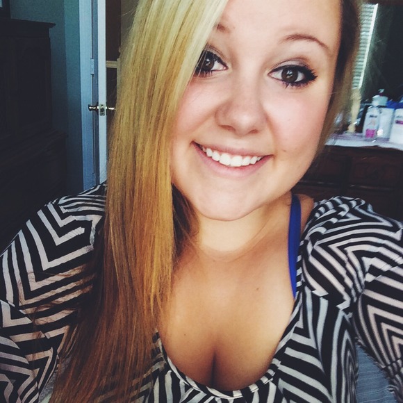 Profile Picture of Danielle Kula (@daniellekulaxo) on Poshmark