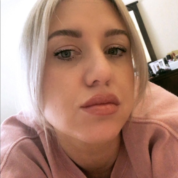 Profile Picture of Nicola Holt (@nicola_holt) on Poshmark