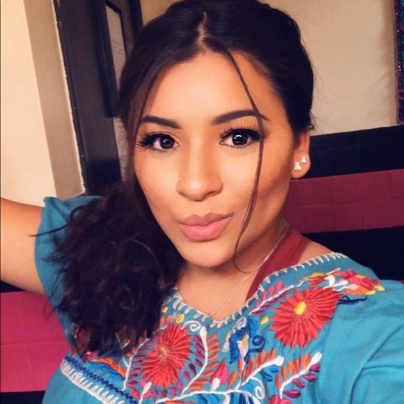 Profile Picture of Vivian Alvarado (@vivalv) on Poshmark