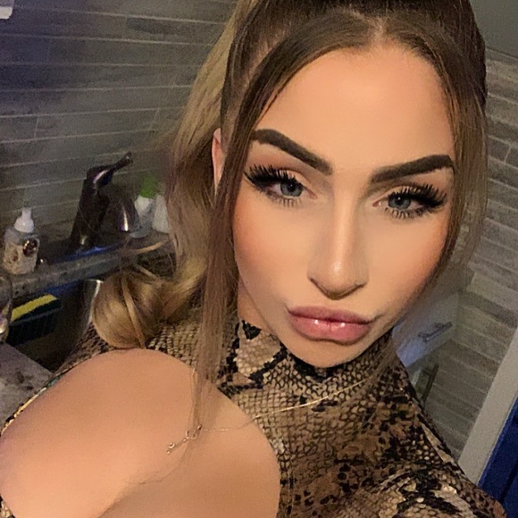 Profile Picture of Jenna Nadeau (@jenna_nadeau) on Poshmark