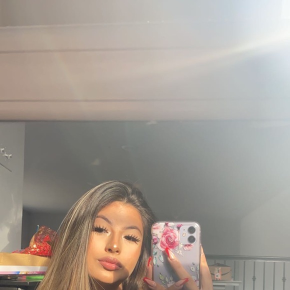 Profile Picture of Angelica Alaniz (@angelicalove05) on Poshmark