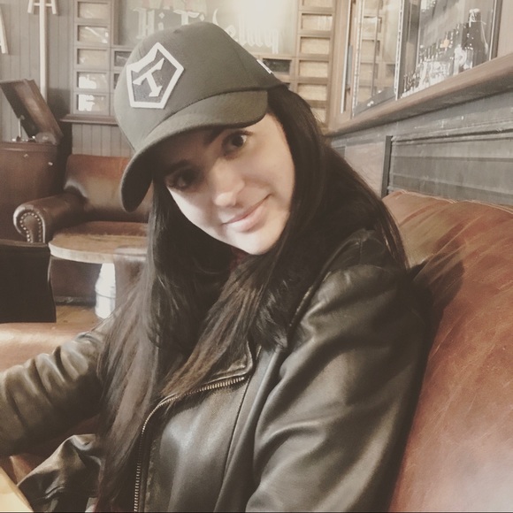 Profile Picture of Lucy Rogers (@lurogers) on Poshmark