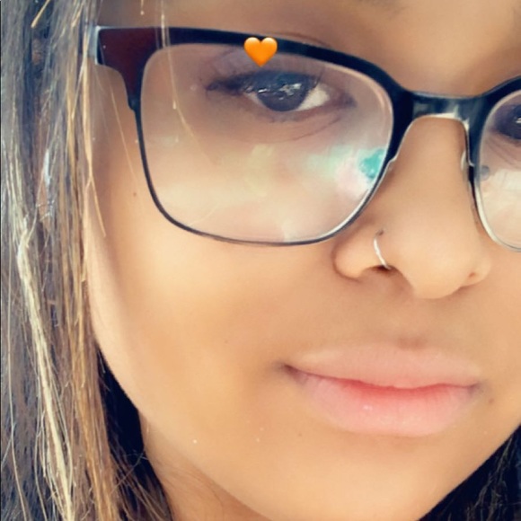 Profile Picture of Flora Solis (@florasolis) on Poshmark