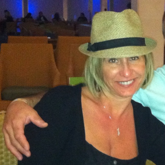 Profile Picture of Lisa Kohls (@lkohls) on Poshmark