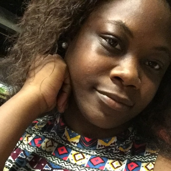 Profile Picture of Dee Thompson (@deandrea14) on Poshmark