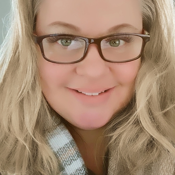 Profile Picture of Robin Gerdes (@rgerdes2008) on Poshmark