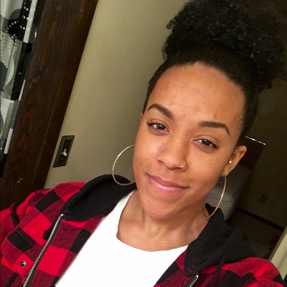 Profile Picture of Adrienne Cooley (@acooley24) on Poshmark