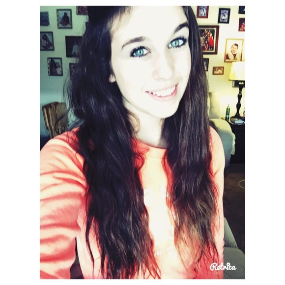 Profile Picture of Amelia Helms (@amelia_helms) on Poshmark
